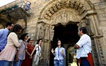 El Paraninfo est� presidido por tres cuadros al �leo en el techo.