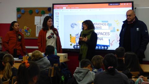 Un momento de la visita al colegio Atios. 