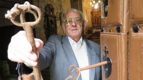 Pegerto Torres, con las antiguas llaves de la iglesia de San Salvador de Asma, en una fotografa del ao 2015