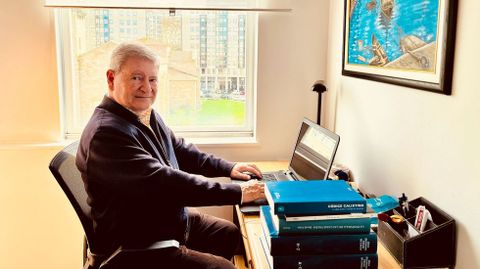 <span lang= gl >Desde que se xubilou, Pedro Rovira pasa horas diante do seu ordenador, escribindo</span>