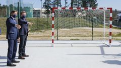 El presidente de la Xunta (en la imagen, con el secretario xeral para o Deporte) inaugur� este lunes la primera fase de la reforma del centro de Monterrei