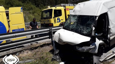 Un herido grave al salirse de la va la furgoneta con la que circulaba por la A-8 en Villaviciosa