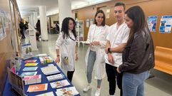 Mesa informativa en el centro de salud de A Ponte en Ourense.