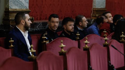 Jos� Luis �balos (tercero por la derecha) y el empresario V�ctor de Aldama (izquierda) durante la audiencia preliminar en el Tribunal Supremo. Junto al exministro, tapado con una cazadora, su exasesor, Koldo Garc�a 