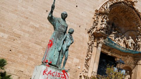 La estatua dedicada en Palma en la Plaza de Sant Francesc a Fray Junípero Serra ha amanecido este lunes con la palabra racista pintada en su base color rojo, al día siguiente de la que la concejala de Justicia Social, Sonia Vivas, cuestionara la obra de este religioso en tierras americanas.