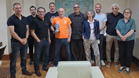Compa�eros y representantes del gobierno local le acompa�aron en su despedida