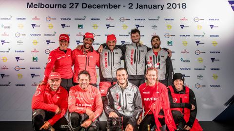 La tripulaci�n del Mapfre a su llegada a Melbourne. La gallega T�mara Echegoyen, arriba a la izquierda
