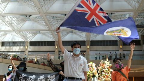 Un manifestante ondea la antigua bandera colonial de Hong Kong en una protesta contra las injerencias chinas en la gestin de la ciudad autnoma