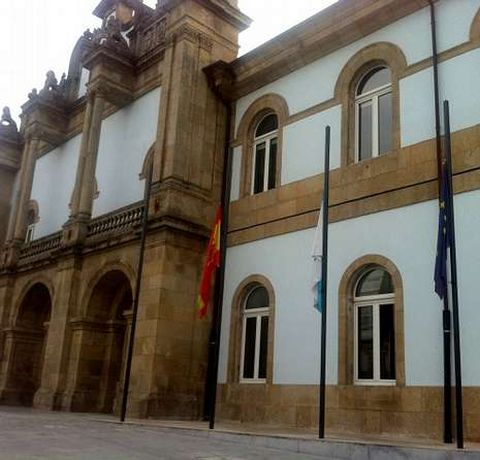 Banderas a media asta, ayer en la sede de la Diputaci�n de Lugo