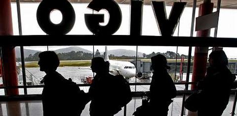 La fuga de usuarios de Peinador hacia Santiago y Oporto aún no ha cesado.