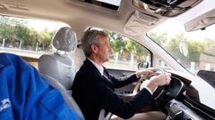 El presidente de la Xunta, Alfonso Rueda, conduciendo un coche de fabricaci�n china durante su viaje al pa�s.