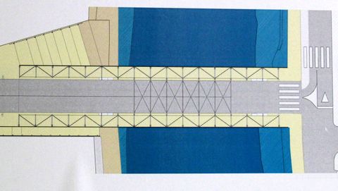 El tablero del nuevo puente medira unos 56 metros y el puente en s 37. El plano de la derecha muestra las proporciones de la calzada para coches y los dos pasos para transentes. Su ancho total, contando los arcos sera de trece metros y medio