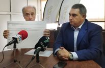 Gonzalo Dur�n y Luis Aragunde mostraron ayer una copia de la controvertida convocatoria. 