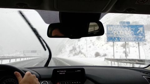 El acceso al t�nel del Negr�, en la autopista del Huerna, con nieve en los m�rgenes.El acceso al t�nel del Negr�, en la autopista del Huerna, con nieve en los m�rgenes