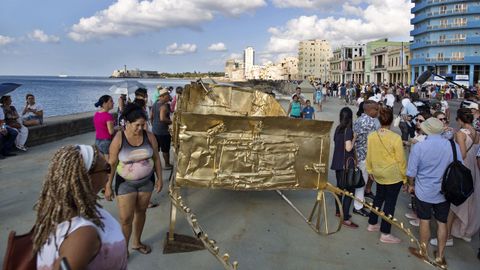 Obras artsticas del proyecto Detrs del Muro en el malecn de La Habana  