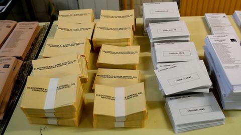 Papeletas en un colegio electoral de Oviedo.