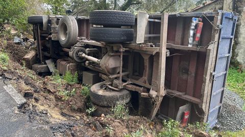 El camión volcó sobre su lado derecho y cayó por el terraplén