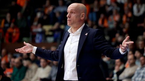 Carles Marco gesticula durante un partido del Leyma Coru&ntilde;a en el Coliseum.