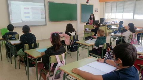 Estudiantes en una clase del colegio VIrxe do Carme de Sober, en una fotografa de archivo