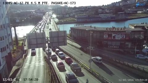 Retenciones este jueves en el puente de A Pasaxe por un accidente en la carretera a Santa Cristina