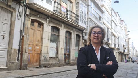 Victoria Gómez, de Remax Riazor, ante uno de los edificios que vende en Ferrol: el de Cazadores.