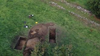 Excavaci&oacute;n de tres fosos en octubre del 2025 en un &aacute;rea del castro de Elvi&ntilde;a que el investigador Samuel Ni&oacute;n relaciona con un posible asedio romano