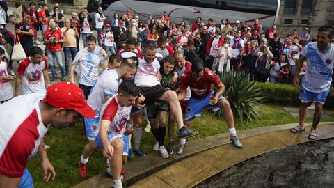 �Celebraste el ascenso de la UD Ourense?.La fiesta comenz� en Meis y se traslad� a la fuente de Concepci�n Arenal