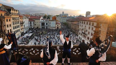  Siete campanas ubicadas en edificios emblem�ticos del casco hist�rico de Oviedo han ta�ido en un concierto pr�logo de la primera Semana Profesional de las Artes de la capital asturiana
