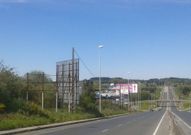 Las fotos reflejan el antes y el despu�s de la controvertida valla publicitaria montada en uno de los principales accesos a O Ceao. 