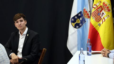 PLENO MOCION DE CENSURA EN EL CONCELLO DE RIBEIRA, DONDE LUIS PEREZ BARRAL ALCALDE DEL BNG CEDE EL BASTON DE MANDO A LA NUEVA ALCALDESA MARIA JOSE SAMPEDRO CANDIDATA DEL PP, PRIMERA MUJER EN ESTE PUESTO.