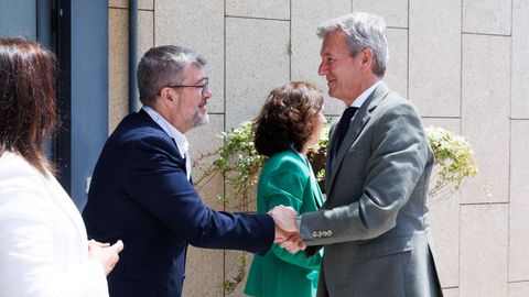 Rueda saluda a Jos� Luis Alonso Mosquera, director de Stellantis Vigo