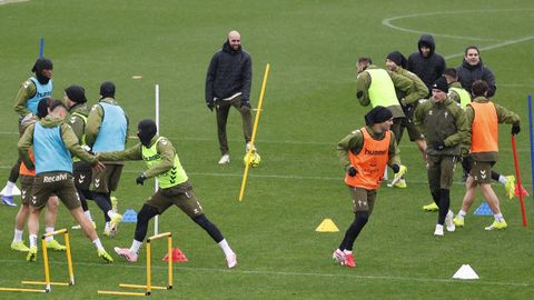 Claudio Gir�ldez, siguiendo de cerca las evoluciones de sus jugadores antes de viajar a Guip�zcoa.