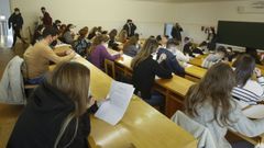Alumnos examin�ndose en la Facultade de Xornalismo de la USC este lunes