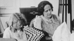 La madre haciendo labores dom�sticas con su hija al lado