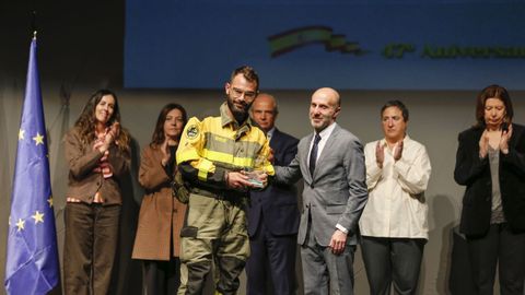 Rub�n Ojea, del Brif de Laza, recogiendo la Menci�n de Honor