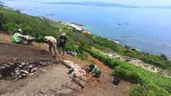Excavaci�n de una vivienda circular ind�gena en el castro de Castelo dos Mouros, en la isla de Ons