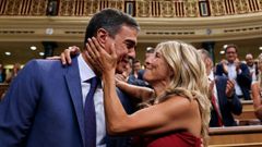 Pedro Snchez y Yolanda Daz se saludan en el Congreso