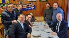 Eduardo S�nchez (en la imagen, segundo por la derecha) celebr� sus 55 a�os como fot�grafo en Casa Antonio.