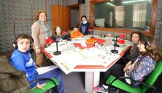O equipo do CEIP Gregorio Sanz de Ribadeo, coa mestre e a directora, en Radio Voz Ribadeo. 