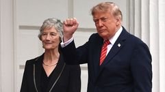 La presidenta de Irlanda, Catherine Connolly con Donald Trump a su llegada a Dubl�n. 
