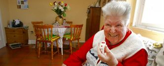 Concha Varela, en su casa de Vilagarc�a, mostrando la medalla de Cruz Roja que la mantiene �segura e tranquila�. 