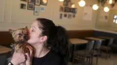 Eva Balado, retratada con su perrita Iris este s�bado en su restaurante, el Josefa?s Bar.