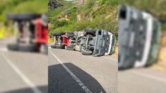 El cami�n volc� sobre un lateral y parte de su carga cay� a la cuneta