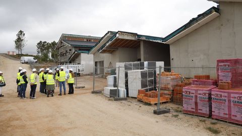 Visita del subdelegado del Gobierno a las obras de la sede de la BRIF de Laza.