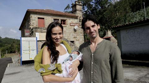 Edmara Fátima Dias Ribeiro, con su hija Alice en brazos, junto a su pareja, Cosme Martínez Naya.