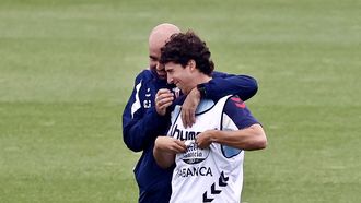 Claudio Gir�ldez, con Hugo Gonz�lez, en el entrenamiento del Celta de este s�bado.