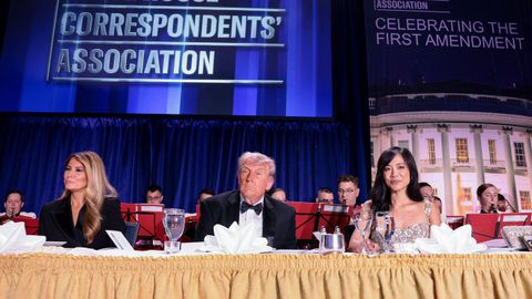 Melania Trump, Donald Trump y Weijia Jiang, corresponsal principal de la Casa Blanca para CBS News, antes del intento de atentado. 