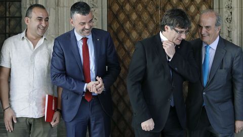 El presidente de la Generalitat, Carles Puigdemont, acompaado por el conseller de Empresa y Conocimiento, Santi Vila, del presidente de Fomento Nacional de Trabajo, Joaquim Gay de Montell, y del secretario general de CC. OO. de Catalua, Javier Pacheco