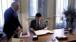 El presidente del Consejo General de la Abogac�a, Carlos Carnicer, con el ministro Rafael Catal�. 