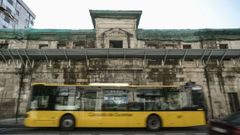 Uno de los nuevos buses urbanos, pasando ante la vieja c�rcel de Progreso.